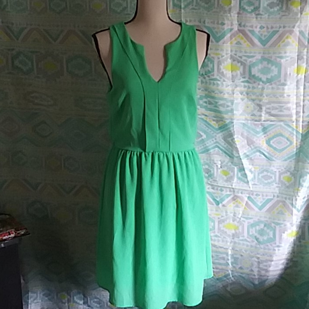 Everly Light Green Sleevless V-Neck Dress Medium